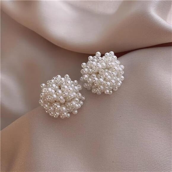 🌸 Cute Flower Pearl Stud Earrings | Lightweight & Elegant Gift Idea 🌸 - Picture 5 of 6